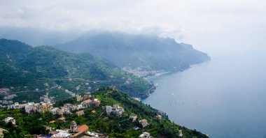 İtalyan Ravello şehrinin ünlü vila rufolo bahçesinden alınan ünlü amalfi sahili manzarası.