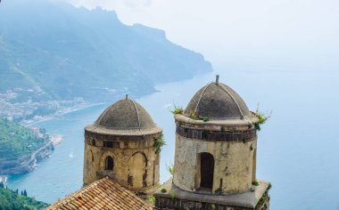 İtalyan Ravello şehrinin ünlü vila rufolo bahçesinden alınan ünlü amalfi sahili manzarası.