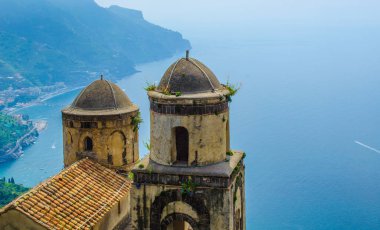 İtalyan Ravello şehrinin ünlü vila rufolo bahçesinden alınan ünlü amalfi sahili manzarası.