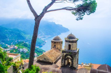 İtalyan Ravello şehrinin ünlü vila rufolo bahçesinden alınan ünlü amalfi sahili manzarası.
