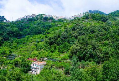 İtalya 'nın Ravello şehri ve Atrani köyü yakınlarındaki Alamfi sahilinin dik tepelerinin manzarası..