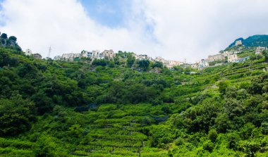 İtalya 'nın Ravello şehri ve Atrani köyü yakınlarındaki Alamfi sahilinin dik tepelerinin manzarası..