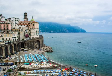İtalya, Campania, Salerno Körfezi 'nin ünlü Amalfi Sahili' ndeki güzel Atrani kasabasının manzara resmi.