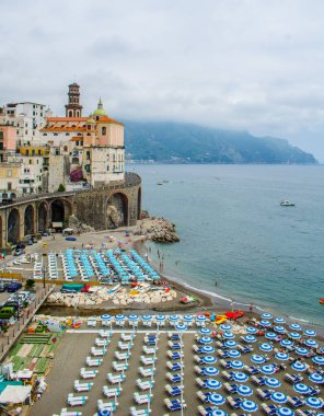İtalya, Campania, Salerno Körfezi 'nin ünlü Amalfi Sahili' ndeki güzel Atrani kasabasının manzara resmi.