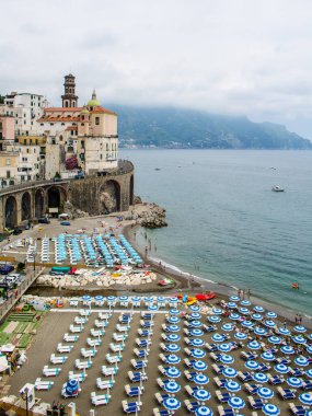 İtalya, Campania, Salerno Körfezi 'nin ünlü Amalfi Sahili' ndeki güzel Atrani kasabasının manzara resmi.