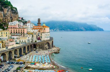 İtalya, Campania, Salerno Körfezi 'nin ünlü Amalfi Sahili' ndeki güzel Atrani kasabasının manzara resmi.