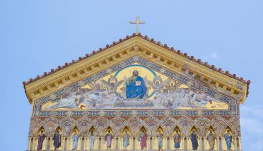 İtalyan şehrindeki güzel bir katedral manzarası.