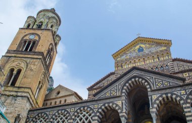 İtalyan şehrindeki güzel bir katedral manzarası.