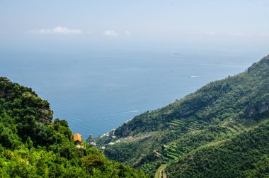 Ünlü yürüyüş yolu sentiero degli dei İtalya 'daki Alamfi Sahili' nin tepesine çıkıyor ve el değmemiş doğa ziyaretçileri dışında Poitano, praiano, nocelle ve diğer şehirleri de görebiliyorlar..