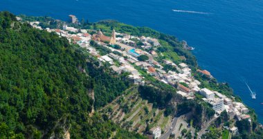 Ünlü yürüyüş yolu sentiero degli dei İtalya 'daki Alamfi Sahili' nin tepesine çıkıyor ve el değmemiş doğa ziyaretçileri dışında Poitano, praiano, nocelle ve diğer şehirleri de görebiliyorlar..
