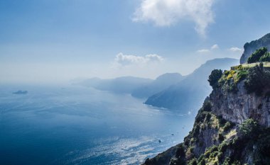 Ünlü yürüyüş yolu sentiero degli dei İtalya 'daki Alamfi Sahili' nin tepesine çıkıyor ve el değmemiş doğa ziyaretçileri dışında Poitano, praiano, nocelle ve diğer şehirleri de görebiliyorlar..