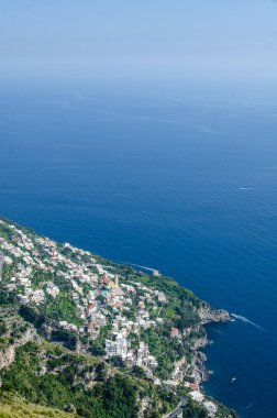Ünlü yürüyüş yolu sentiero degli dei İtalya 'daki Alamfi Sahili' nin tepesine çıkıyor ve el değmemiş doğa ziyaretçileri dışında Poitano, praiano, nocelle ve diğer şehirleri de görebiliyorlar..