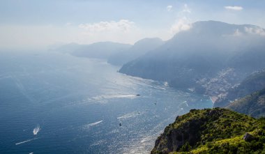 Ünlü yürüyüş yolu sentiero degli dei İtalya 'daki Alamfi Sahili' nin tepesine çıkıyor ve el değmemiş doğa ziyaretçileri dışında Poitano, praiano, nocelle ve diğer şehirleri de görebiliyorlar..