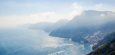 Ünlü yürüyüş yolu sentiero degli dei İtalya 'daki Alamfi Sahili' nin tepesine çıkıyor ve el değmemiş doğa ziyaretçileri dışında Poitano, praiano, nocelle ve diğer şehirleri de görebiliyorlar..