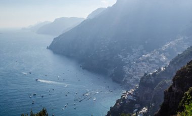 Ünlü yürüyüş yolu sentiero degli dei İtalya 'daki Alamfi Sahili' nin tepesine çıkıyor ve el değmemiş doğa ziyaretçileri dışında Poitano, praiano, nocelle ve diğer şehirleri de görebiliyorlar..