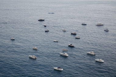 Birçok küçük tekne yaz günbatımında İtalyan şehri pozitanosunun önünde demirliyor..