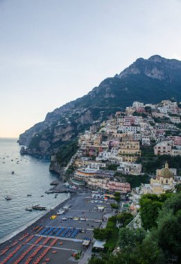 Yaz günbatımında Alamfi sahilinde yer alan İtalyan şehri pozitano manzarası