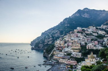 Yaz günbatımında Alamfi sahilinde yer alan İtalyan şehri pozitano manzarası