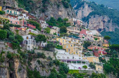 Yaz günbatımında Alamfi sahilinde yer alan İtalyan şehri pozitano manzarası