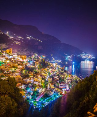 İtalya 'nın aydınlık pozitano şehrinin gece hava görüntüsü.