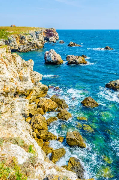 Bulgari 'deki Karadeniz kıyısında duran kamen bryag kayalıklarının manzarası