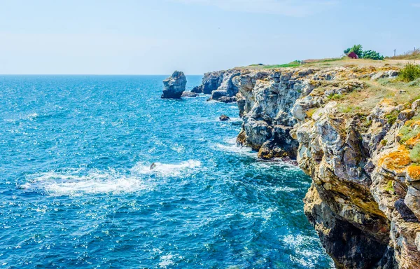 Bulgari 'deki Karadeniz kıyısında duran kamen bryag kayalıklarının manzarası