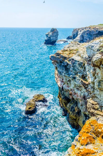 Bulgari 'deki Karadeniz kıyısında duran kamen bryag kayalıklarının manzarası