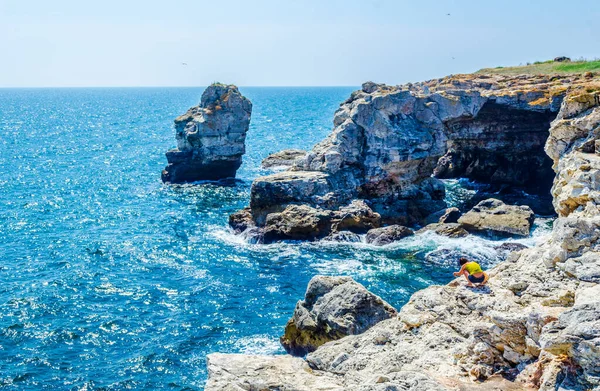 Bulgari 'deki Karadeniz kıyısında duran kamen bryag kayalıklarının manzarası