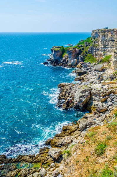 Bulgari 'deki Karadeniz kıyısında duran kamen bryag kayalıklarının manzarası