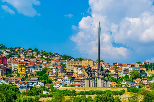 Bulgaristan 'daki asenevtsi heykelinin çoğunlukta olduğu Veliko Tarnovo kasabasının manzarası