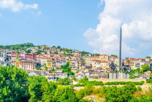 Bulgaristan 'daki asenevtsi heykelinin çoğunlukta olduğu Veliko Tarnovo kasabasının manzarası