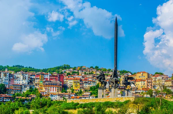 Bulgaristan 'daki asenevtsi heykelinin çoğunlukta olduğu Veliko Tarnovo kasabasının manzarası
