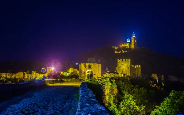 Vista Nocturna Fortaleza Iluminada Los Zarevetes Veliko Tarnovo Bulgaria —  Fotos de Stock