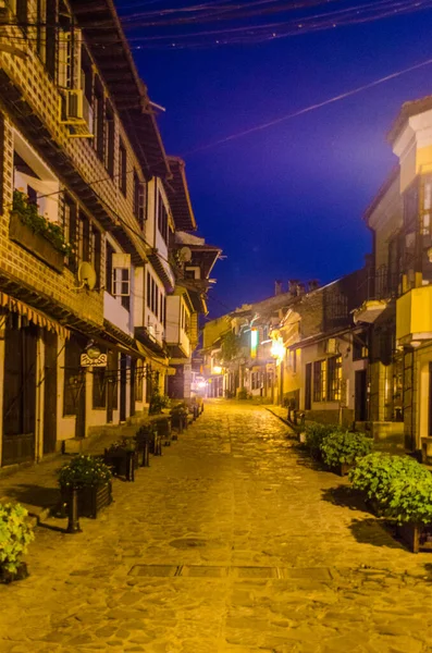 İspanya 'nın Veliko Tarnov şehrindeki boş bir caddenin gece görüşü