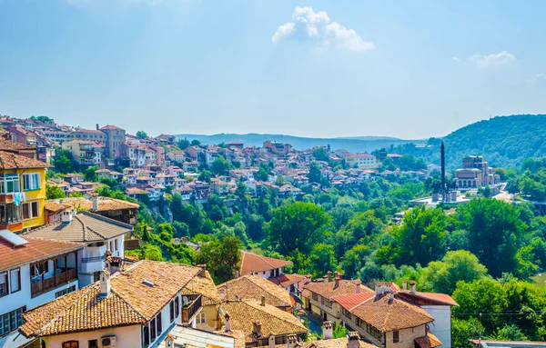 Bulgaristan 'daki asenevtsi heykelinin çoğunlukta olduğu Veliko Tarnovo kasabasının manzarası