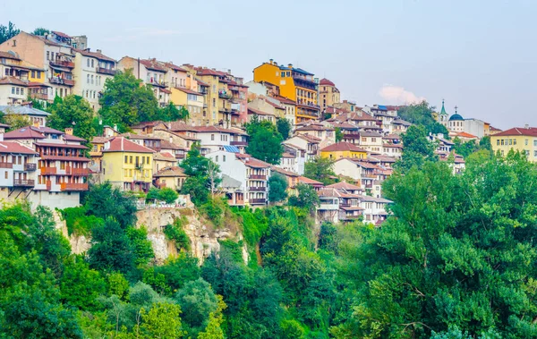 Bulgari 'nin eski Veliko Tarnovo kasabasında geleneksel evlerin üzerinde gün batımı