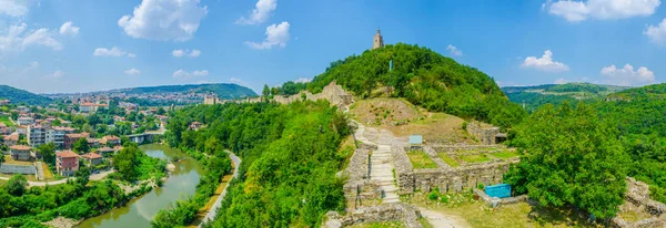Bulgari 'deki Veliko Tarnovo üzerindeki Çarevets kalesinin manzarası