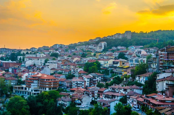 Bulgari 'nin eski Veliko Tarnovo kasabasında geleneksel evlerin üzerinde gün batımı