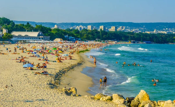 İnsanlar Varna, Bulgari 'de bir plajda yazın tadını çıkarıyorlar.