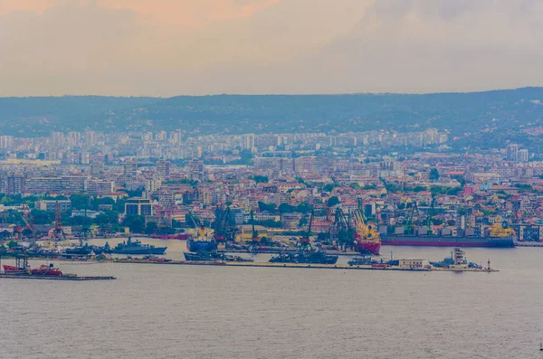 Bulgaristan 'daki varna limanının sanayi bölgesinin manzarası