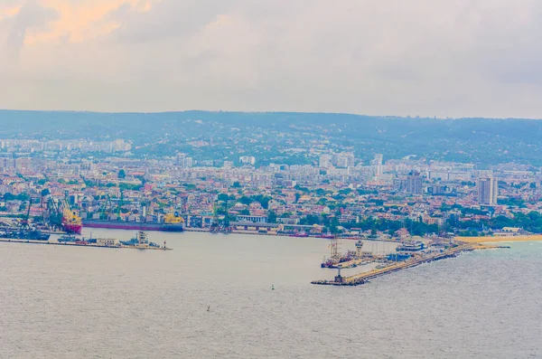 Bulgaristan 'daki varna limanının sanayi bölgesinin manzarası
