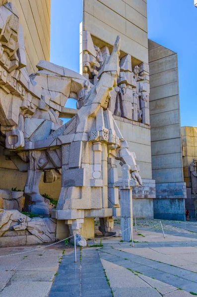 Bulgaristan 'ın Shumen kenti yakınlarındaki Bulgar Devlet Anıtı Kurucuları Anıtı' nın manzarası