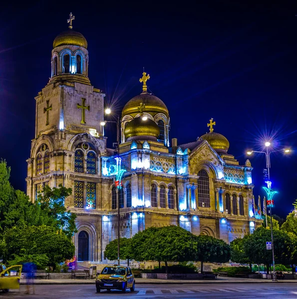 Bulgaristan 'ın Varna kentindeki Theotokos katedralinin yatakhanesinin gece manzarası