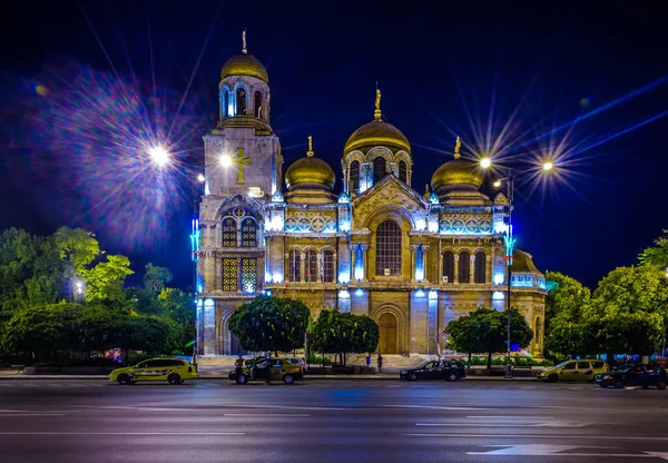 保加利亚瓦尔纳Theotokos大教堂寝室的夜景 — 图库照片