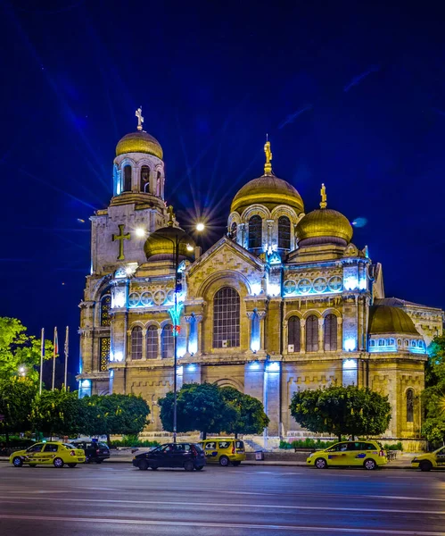 保加利亚瓦尔纳Theotokos大教堂寝室的夜景 — 图库照片