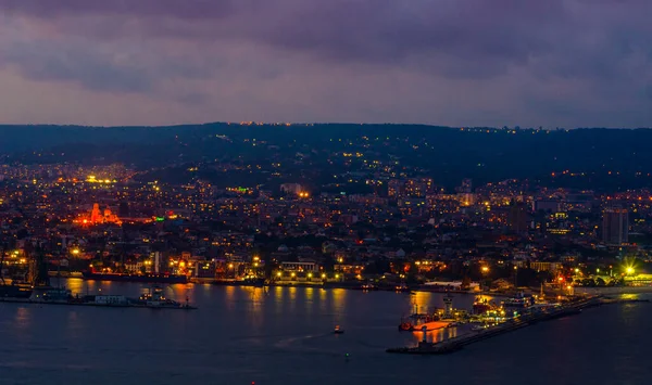 Bulgaristan 'daki Varna limanının sanayi bölgesinin gece manzarası