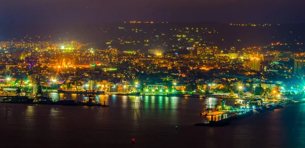 Bulgaristan 'daki Varna limanının sanayi bölgesinin gece manzarası