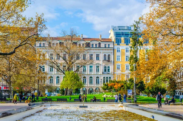 Mensen Wandelen Een Park Het Centrum Van Sofia Tijdens Herfst — Stockfoto