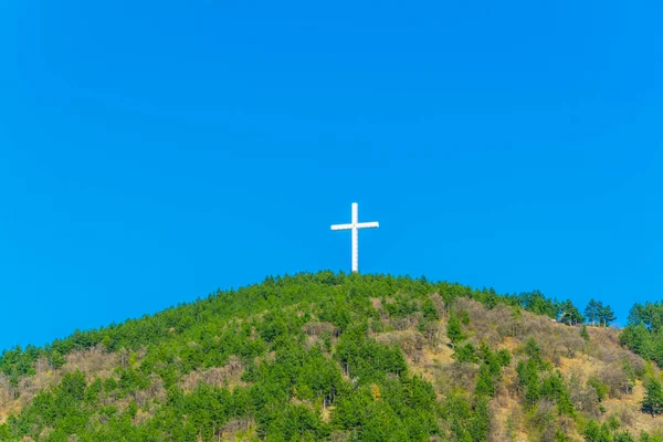 Bulgaristan 'ın Blagoevgrad kenti yakınlarındaki bir tepede haç manzarası