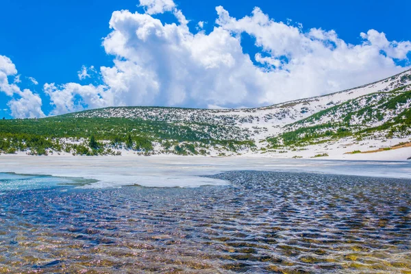 Bulgari 'deki donmuş bezbog gölü manzarası